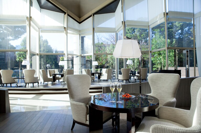 明るい自然光が射し込む、ホテル1階「Lounge＆Dining G」。御殿山の緑に囲まれ、涼やかな時間が過ごせる。