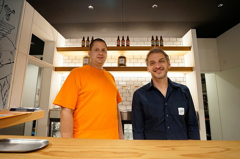 左がチェコ出身の醸造家のコチャスさん、右はスロバキア出身のボリスさん。ビール好きのふたりが意気投合した。