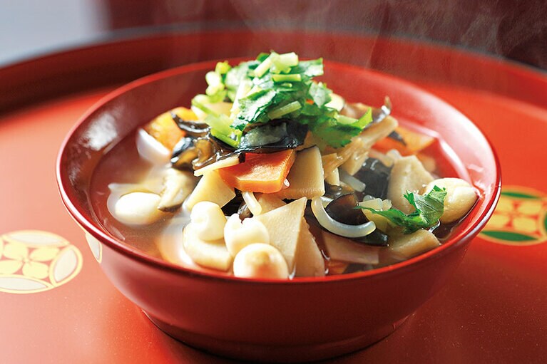 奇数の種類の具を貝柱の出汁で煮込む郷土料理「こづゆ」。