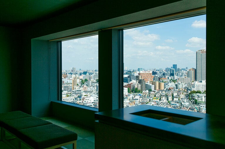 ［ONSEN RYOKAN 由縁 新宿］ラウンジの窓の外に広がる風景に、東京の巨大さを実感。