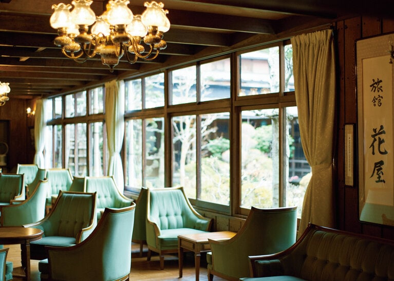 中庭を望むロビー。4代目の当主が「マルニ木工」で揃えたという味わいの出た調度品の数々が。