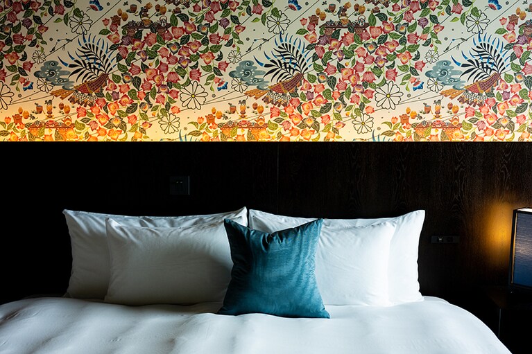 琉球の物語を描いた紅型模様の壁が、旅人の眠りを見守ってくれる。