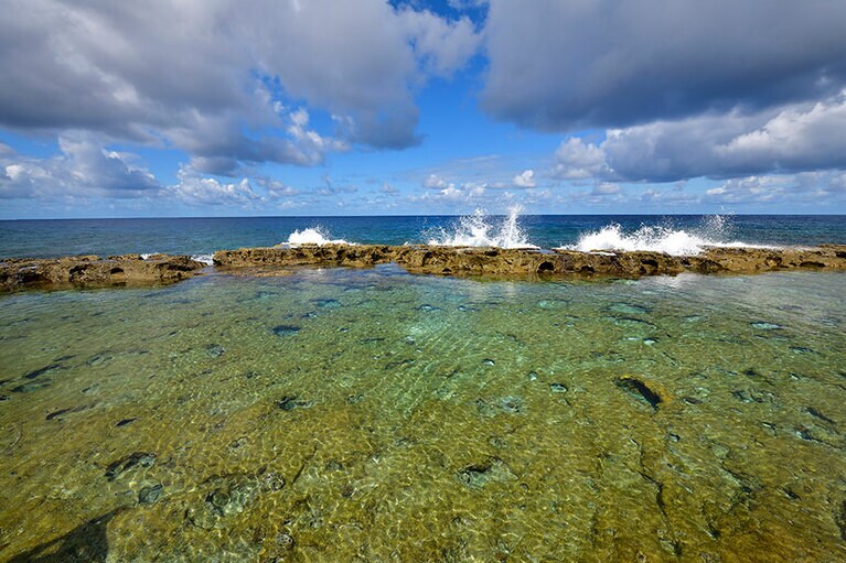 水深が浅く、子供も遊べる塩屋海岸プール(滑りやすいので気を付けて！)