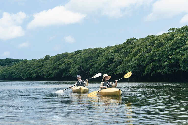 壮大な自然のなかでカヤックを楽しむ。
