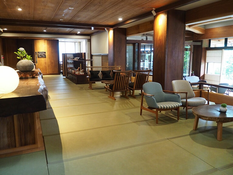 国内産の高級木材が際立つ、畳敷きのロビー。