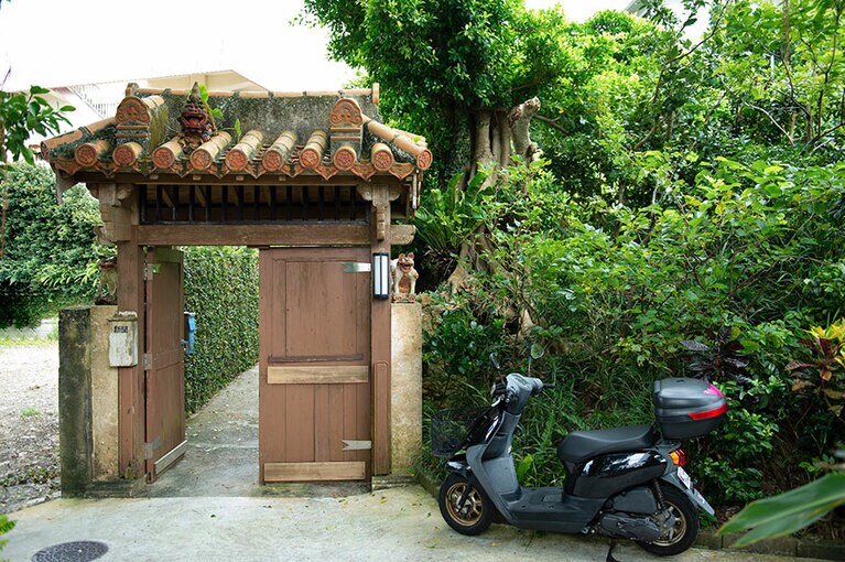 那覇の中心街から車で約15分、首里の高台にたたずむ城間びんがた工房。