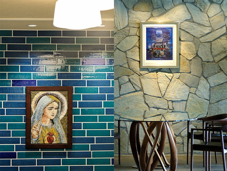 〈写真左〉オーナー自ら見つけてきたという、ヨルダンの丘で作られたモザイク画。〈写真右〉独自のアートコレクションとともに、ハンス・S・ヤコブセンなどの名作家具も館内に。