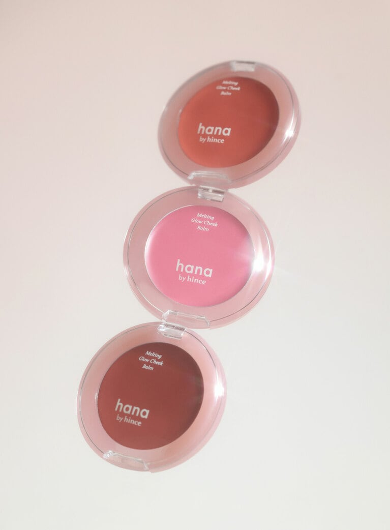 バーム状のチーク。透明感と高発色を両立し、ごく自然な血色の印象に。ギラつき、ベタつきもない点も優秀。メルティンググロウチークバーム 全3色 各990円／hana by hince