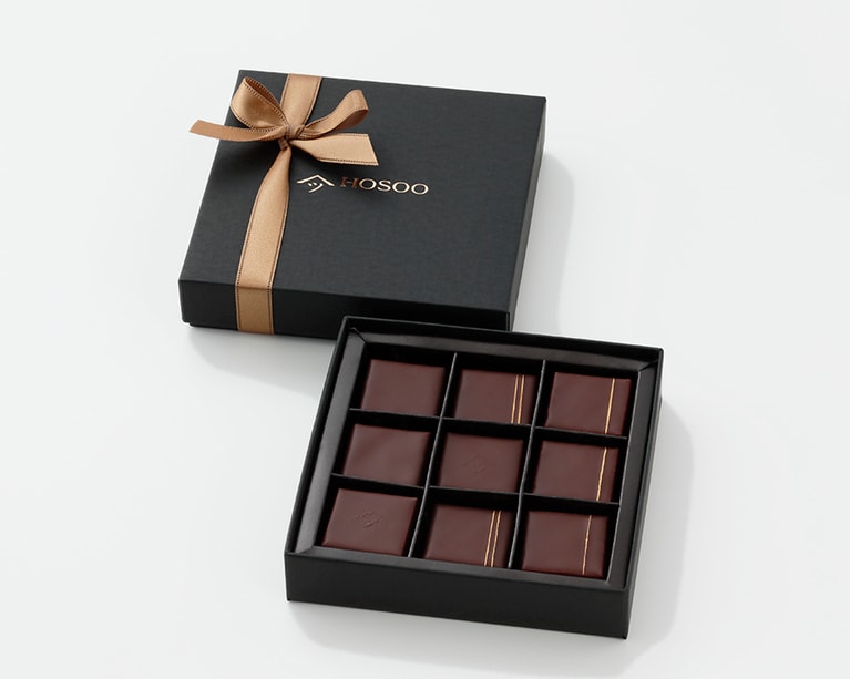 「オリジナルショコラ」(プレーン、プラリネ、柚子、ごまほか)4000円。カカオ感たっぷりでビターな味わい。