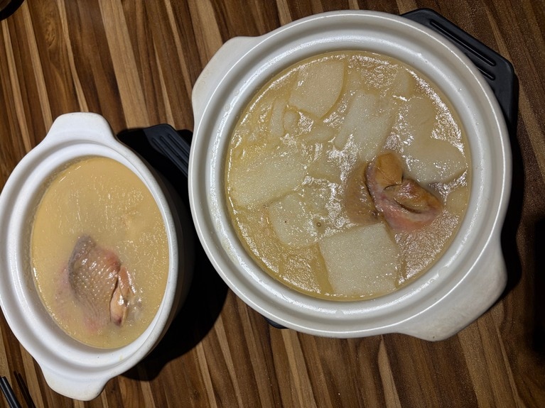 「雞窩餐廳」の鶏スープ「砂鍋土雞湯」。