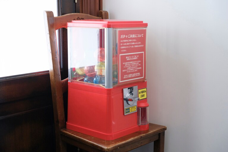 大人気のガチャ（500円）は、必ず500円以上の商品が当たる。栗のテリーヌ「天」が当たった方は記念撮影を。