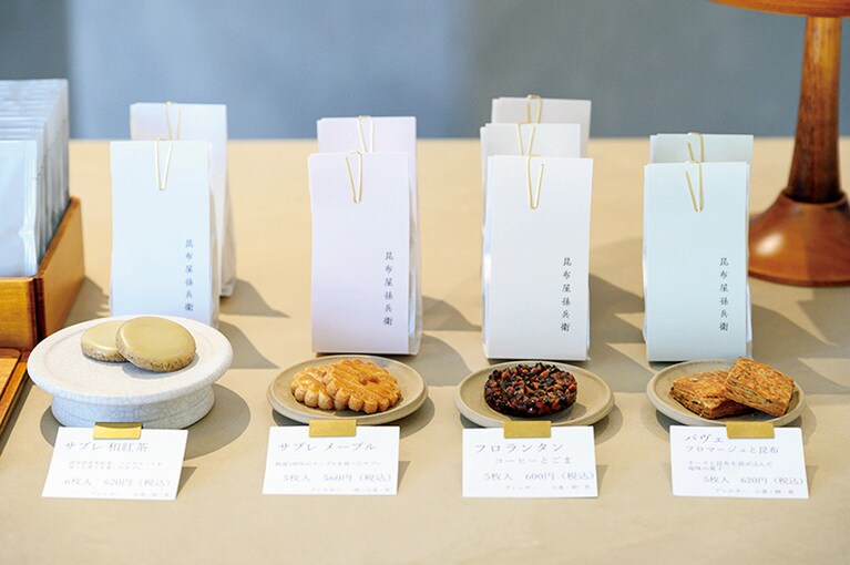 風味豊かな焼き菓子は、ギフトにも最適。いずれも5枚入りで、左から「サブレ 和紅茶」620円、「サブレ メープル」560円、「フロランタン コーヒーとごま」600円、「パヴェ フロマージュと昆布」620円。