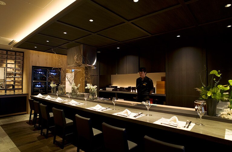「イルオナイ」のカウンター。ここに座れば、寿司を握ったり、炙り焼きをしたりという、シェフの調理を見ながら食事を楽しむことができる。