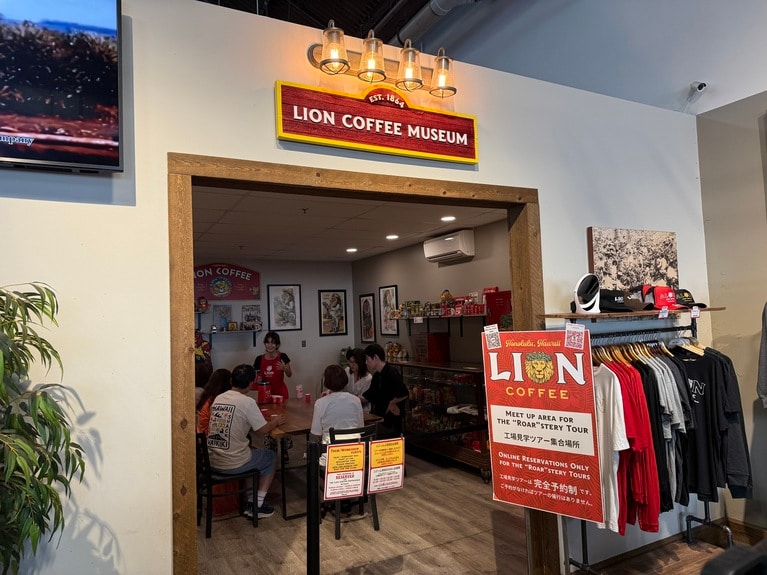 大人気の見学ツアーは要予約で、ミュージアム集合。日本語ツアーもあり、1人15ドル。