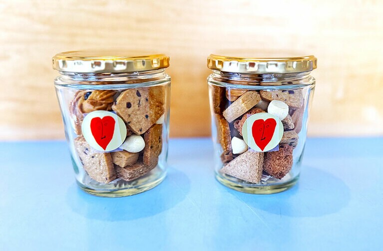 6種類のクッキーが入った「クッキー瓶」1,450円。食べ終わったら空き瓶を持っていけば、ふたたび（割引価格で）クッキーを詰めてもらうことができる。