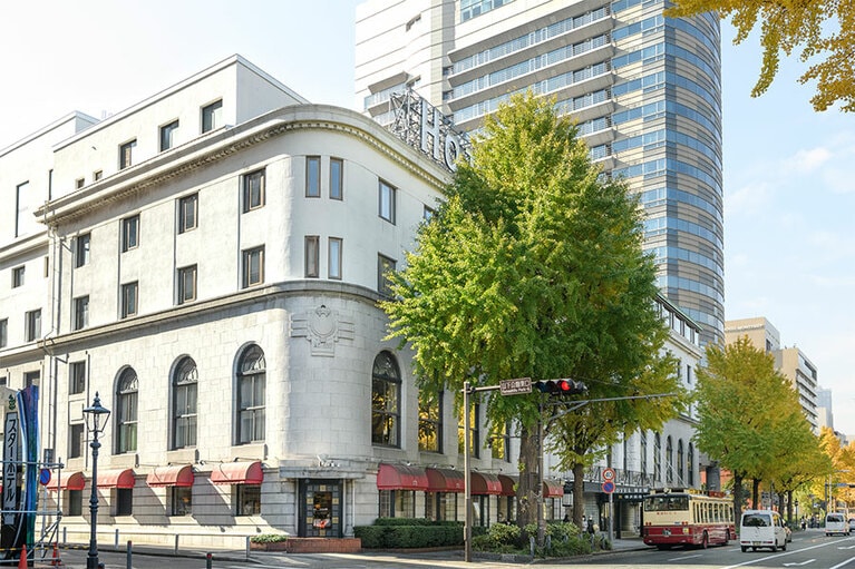 本館は銀座和光などを手がけた渡辺 仁の設計により1927年に開業。今もなお変わらぬ佇まい。