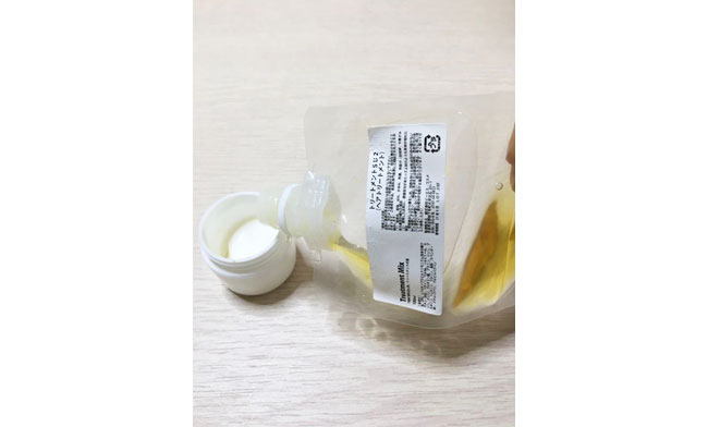 「トリートメントの素」を数滴加えます。