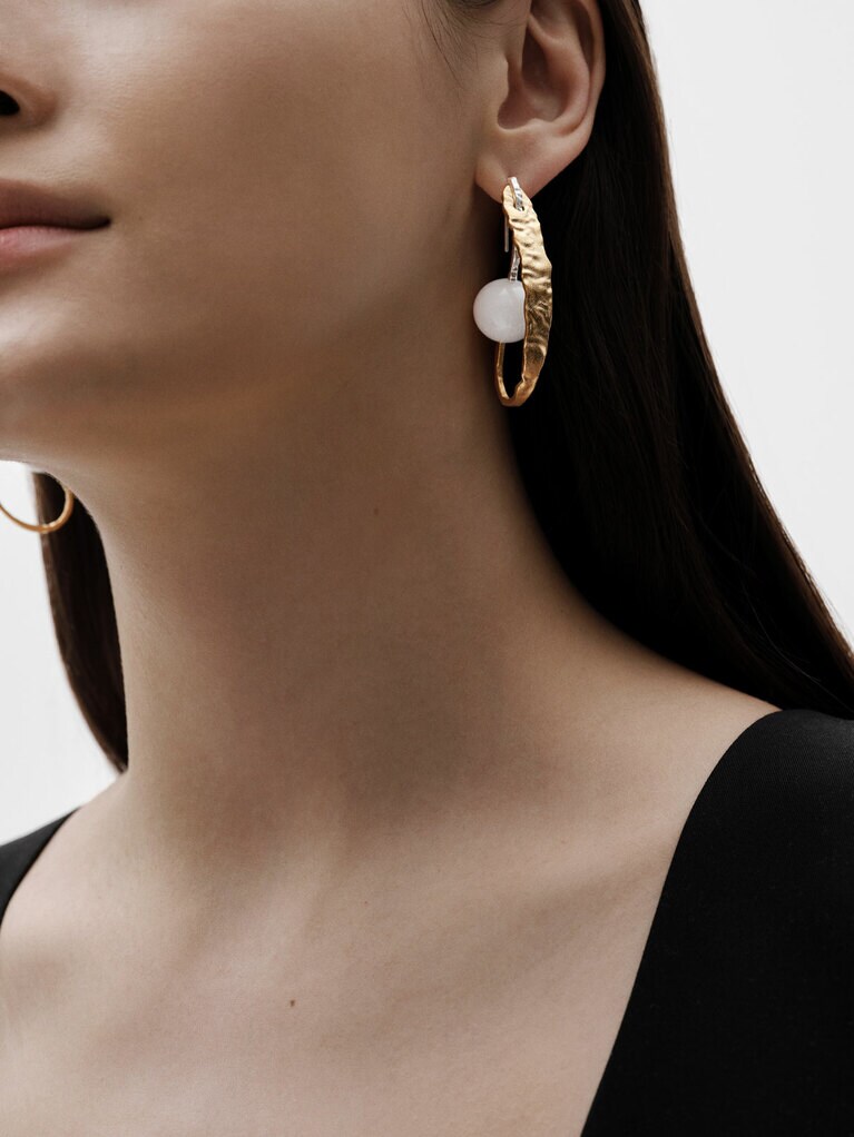 「Itu」コレクション ピアス（11万3,400円）。