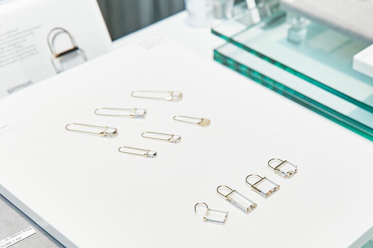 安全ピンモチーフのピアス 30,000円～。