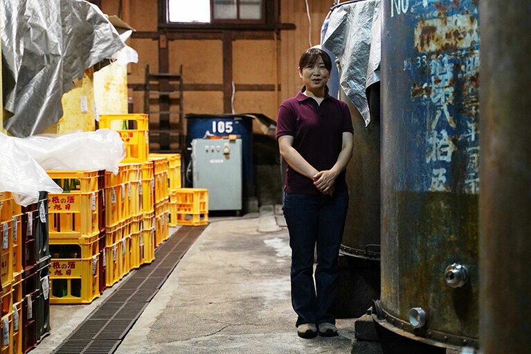 酵母の独特な香りに包まれる酒蔵。イベントなどもここで開催していきたいと、代表の寺田栄里子さん。