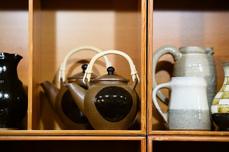 島根県・出雲の出西窯で作られた急須(15,400円)。本体の一部を釉薬に漬けることで生まれる丸い模様がアイコンで、ちょうどいい大きさを表現するには熟練した技術が必要だとか。