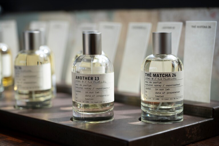 新緑に包まれながら香りと向き合う。移動する店舗ならではの「ル ラボ オン ウィールズ」を軽井沢で体験