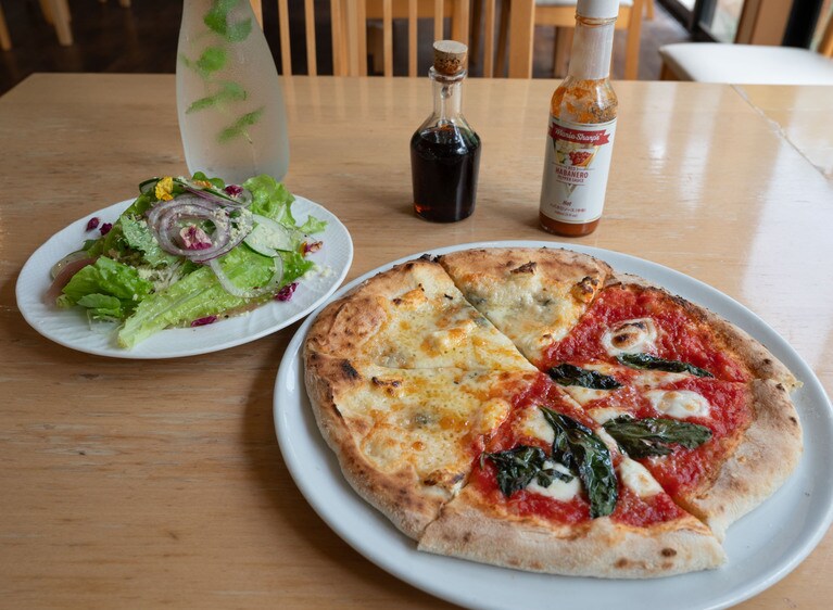 紅白ピッツァ「マルゲリータ＆クアトロ」。