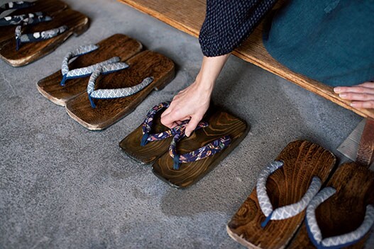 【くつろぎの温泉宿 山田別荘】常に揃えられた下駄にも、ぬくもりが感じられる。Photo: Hiroshi Mizusaki