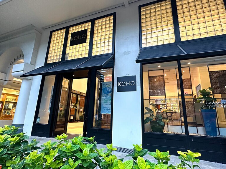 ワイキキのアウトリガー・ワイキキ・ビーチ・リゾート1階にあるKOHOの路面店。