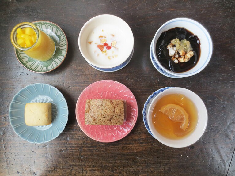 甘い点心6種。左上から時計回りで「愛文(アップル)マンゴープリン」「杏仁茶」(冬季限定)※5月からは豆乳杏仁豆腐に「仙草ゼリーの黒糖シロップ」「愛玉(アイユー)ゼリーの蜜香紅茶レモンシロップ」「東方美人マーラーカオ」以上各450円、「台湾パインのパイナップルケーキ」400円。