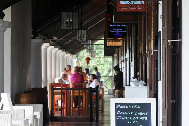 旧オランダ病院を改装したレストラン。2階のテラス席からは海が望めます。