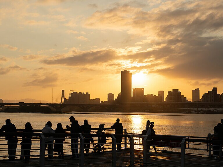 大稻埕碼頭は、地元では夕日スポットとしても有名。夕暮れどきになると川沿いは見物客でいっぱいに。空が高くて見晴らし抜群！