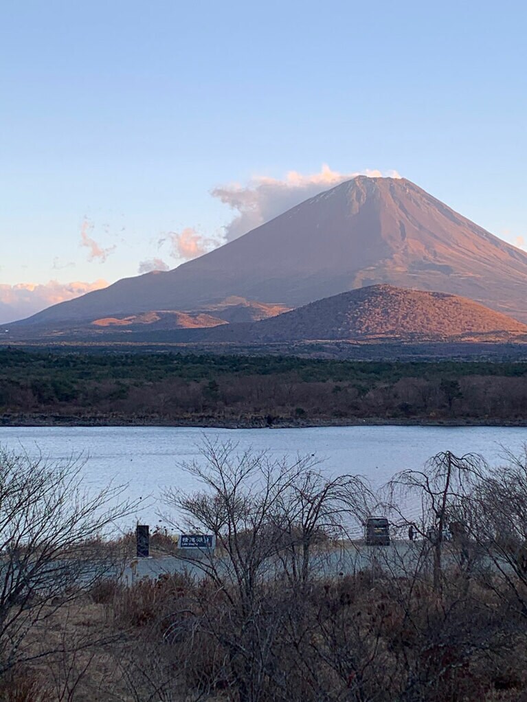 精進湖・西岸の「山田屋ホテル」前より(12月撮影・晴れの日没前)。