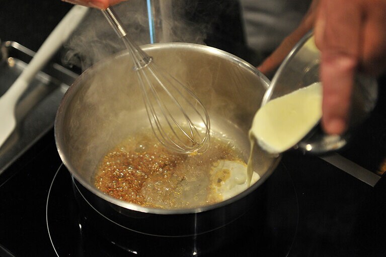 明るいキャラメル色になったら生クリームを注ぐ。