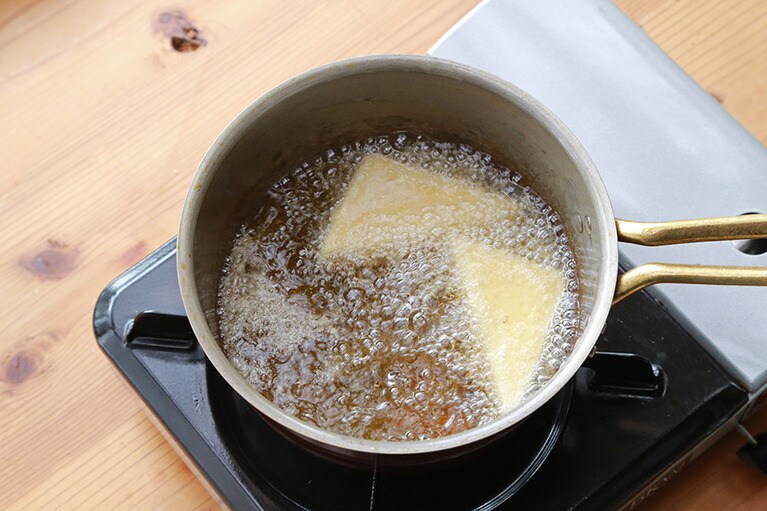 うっすら色づいてきたら一旦上下を返してきつね色になるまで揚げる。