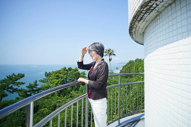 爽やかな高知の海風が吹き抜ける、絶景の灯台上部の外回廊。