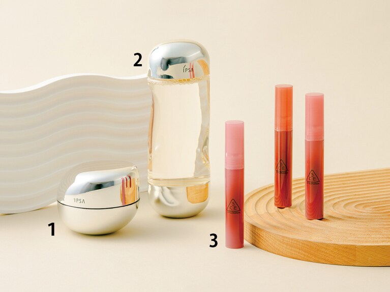 1：昨年、YUTAがイプサを愛用中と明かし話題に。20～30代特有の肌変化に着目。バウンス インテンス クリーム 50g 9,900円／イプサ 
2：ザ・タイムR アクア ［医薬部外品］200mL 4,730円／イプサ 
3：YUTAがアンバサダーを務める3CE。ぷるんっとした唯一無二の質感で、メイクアップアーティストの支持も厚い。ドロップグロウジェル 全10色 2,189円／3CE