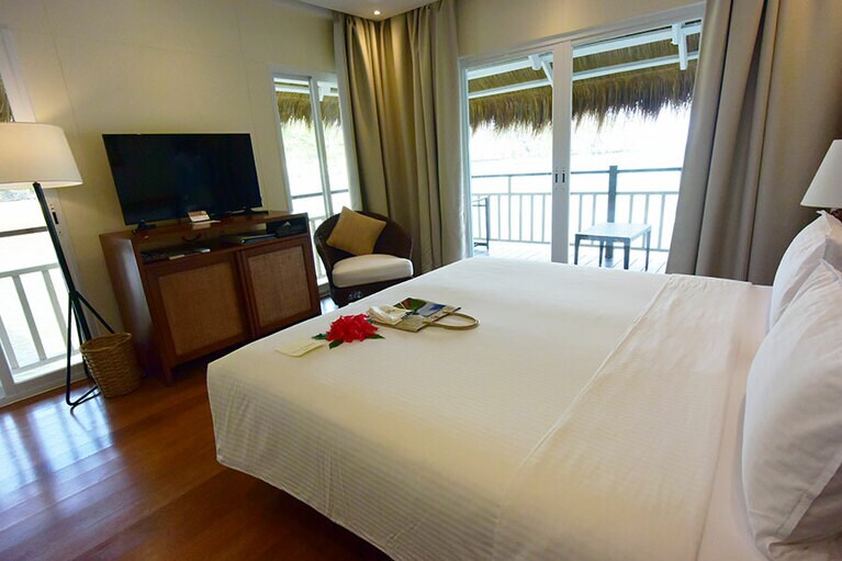 2面の壁に加え、ベッド背面の両脇にも窓が。室内は明るい印象。