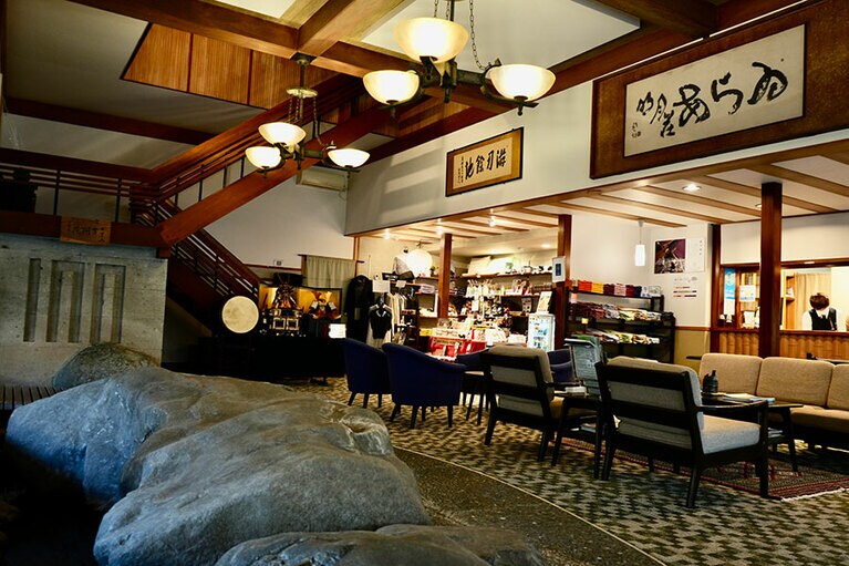 ロビーは日本画家・川端龍子がデザイン。こだわりの大きな岩は日本列島の形をしている。