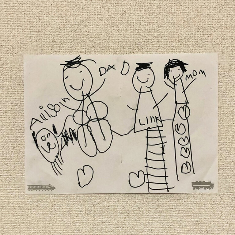 ryuchellとpeco、愛犬のアリソンが描かれた息子さんの絵