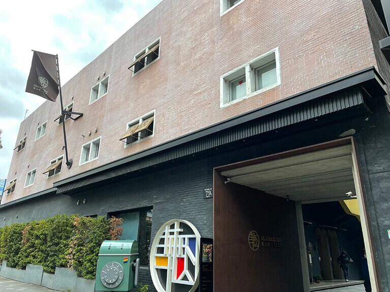 一般のホテルと比べると窓が小さめですが、これは倉庫の時のデザインを継承しているため。