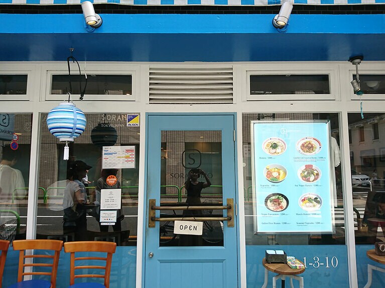 ラーメン屋さんとは思えない、爽やかな外観。