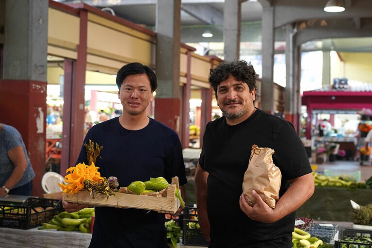 マウロさんと、「Mirazur」時代の宮本悠平さん（左）。©Shifumi Eto