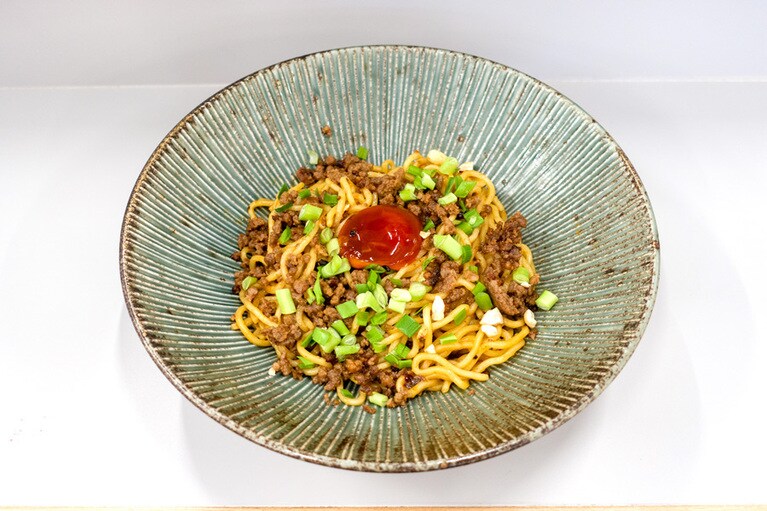 皿マゼソバ 950円。