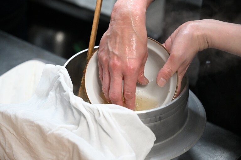 お米がくっつかないように、酒と油とニガリを加えて炊き上げます。