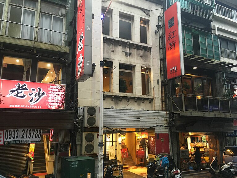 大きな窓が特徴の古い建物。