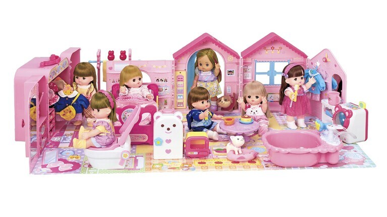 広々遊べるメルちゃんのおうち「ひろ～いおへやの♪みんなであそぼ！なかよしハウス」（7,480円）は、インターフォンが鳴り、ドアには鍵、洗面台もつくというドリームハウスなのだ！　お人形・パーツの一部は別売りとなる。