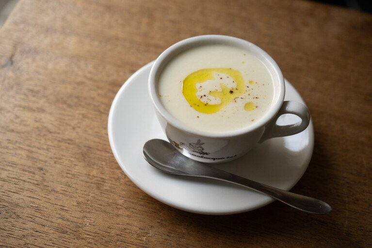 つまみにすることもある、季節のポタージュ。今日は「新玉ねぎのポタージュ」550円。