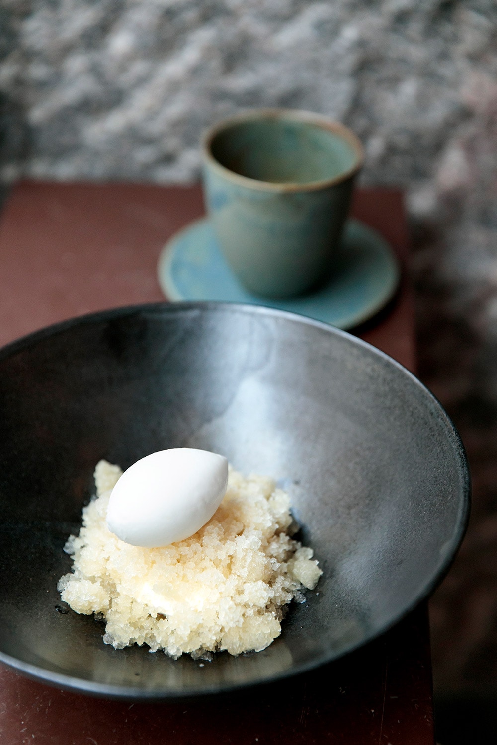 セイヨウスグリのピューレ、エルダーフラワーのグラニテにバターミルクのソルベをのせて。140デンマーク・クローネ。