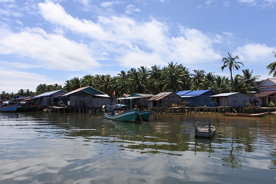 水路を挟んで水上住宅が連なるプレック・サヴァイ村。